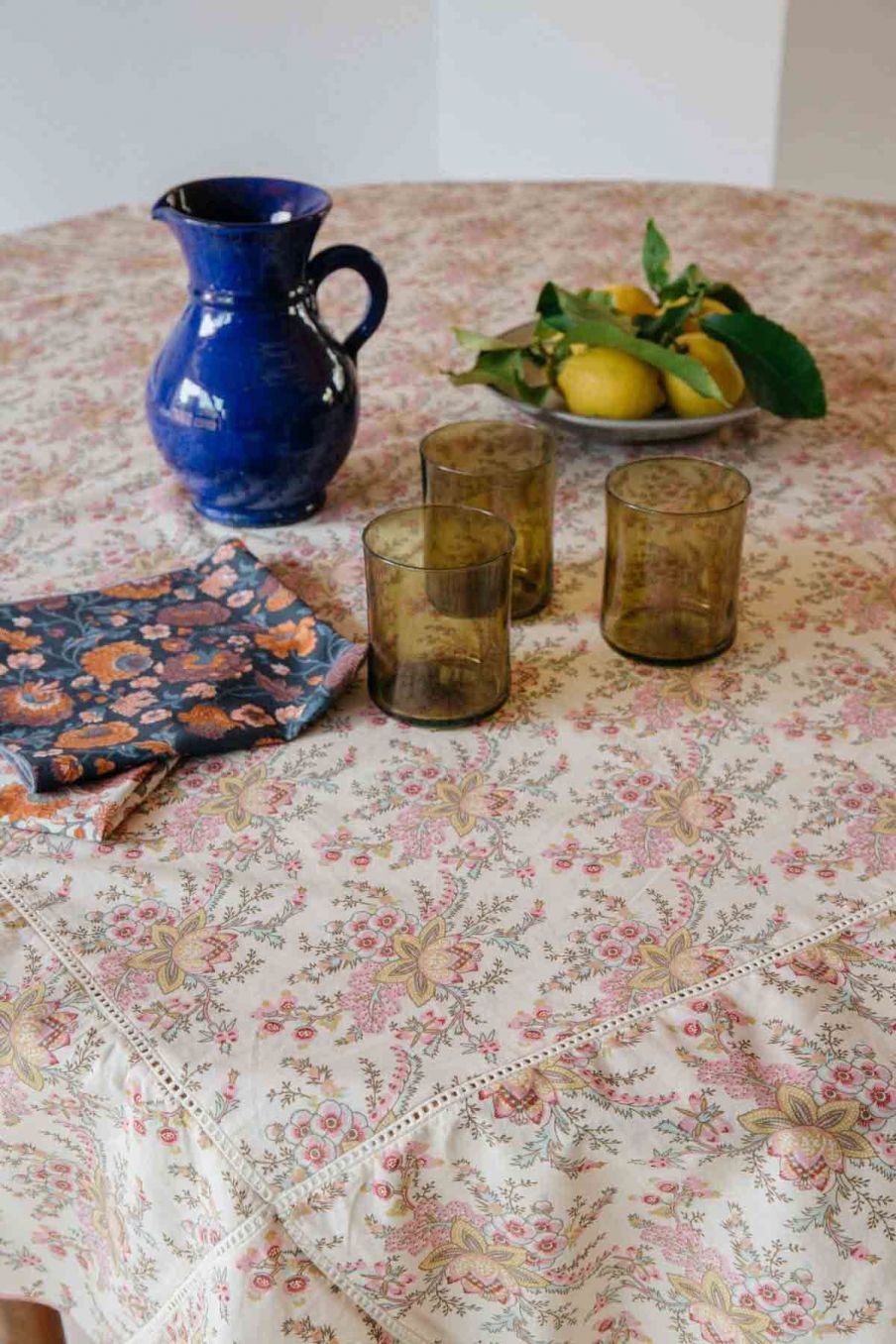 serviette de table maison carlotta charcoal bohemian flowers - louise misha