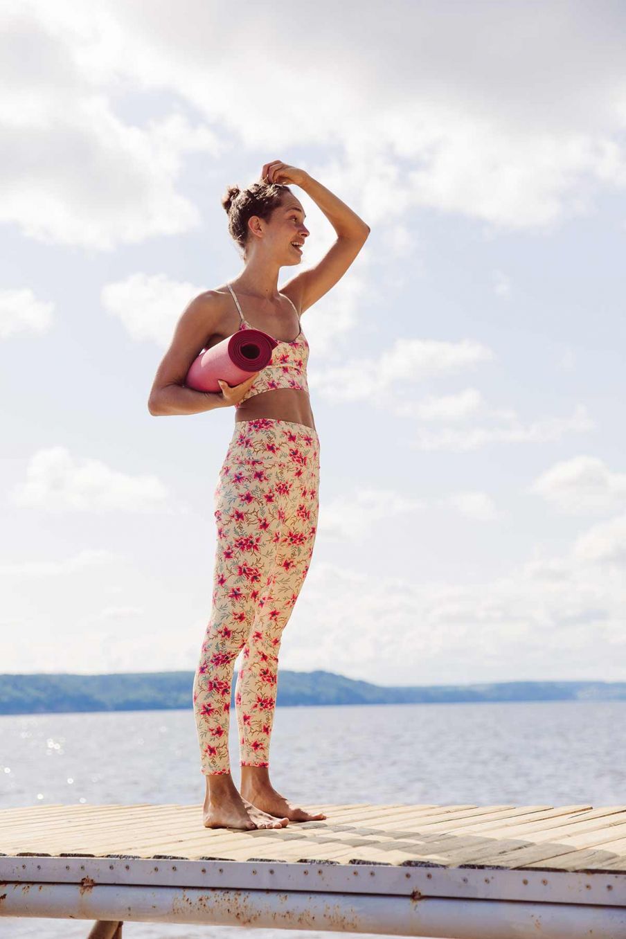femme-leggings-navasana-raspberry-flowers