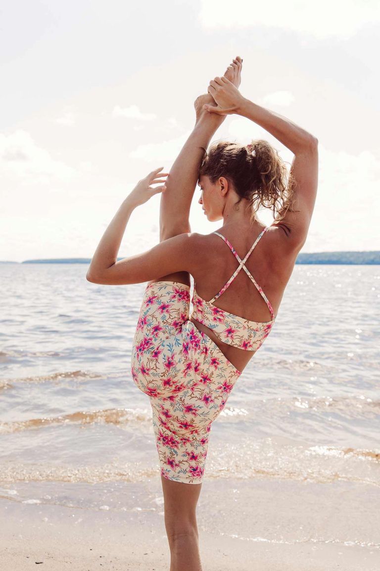 femme-yoga-satnam-raspberry-flowers